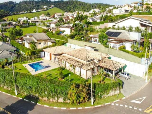 Casa a venda térrea no Condomínio Serra da Estrela em Atibaia. 5 dormitórios, piscina, churrasqueira e amplo espaço gramado.