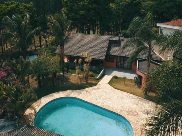 Casa térrea em Atibaia, 3 dorm sendo 1 suíte, área gourmet,  piscina, espaço gramado.