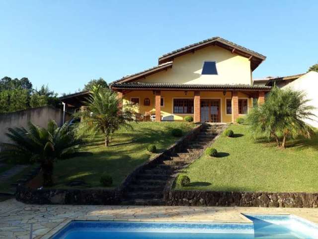 Casa no Condomínio Estância dos Lagos em Atibaia com 4 dormitórios, piscina, churrasqueira, amplo espaço gramado.