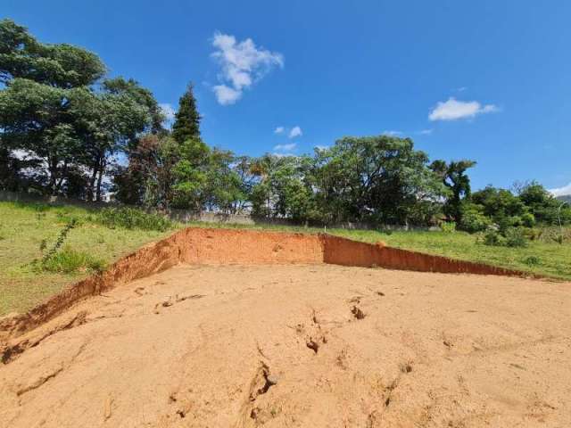 Terreno no Condomínio Itaporã em Atibaia.  São 735 m2 com uma excelente topografia e com projeto aprovado na prefeitura e no Condomínio.