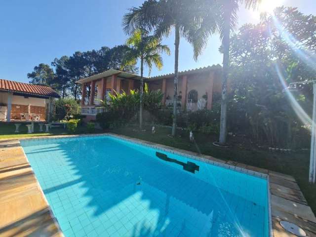 Casa térrea no Condomínio Estância Dos Lagos  em Atibaia SP. Piscina,  churrasqueira,  amplo espaço gramado, segurança 24 hs.