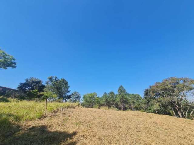 Terreno plano no Condomínio Estancia dos Lagos em Atibaia SP. São 1.500 m2 totalmente aproveitável e plano, uma vista linda e excelente localização.