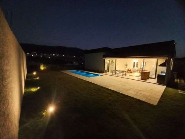 Casa de Luxo em Condomínio, 4 Quartos, 4 Suítes, 3 Salas, 6 Banheiros, 6 Vagas - Atibaia-SP, Condomínio Itaporã - 390m²