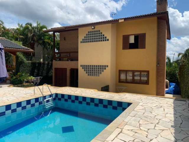 Casa para Venda ou Locação em Atibaia SP, localização privilegiada, piscina, churrasqueira, armários,