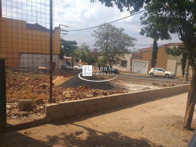 Oportunidade !!  Ótimo terreno de esquina no Centro de Ribeirao, area total 300 m2, de esquina, dimensoes 13 x 23 m, pronto para construir.