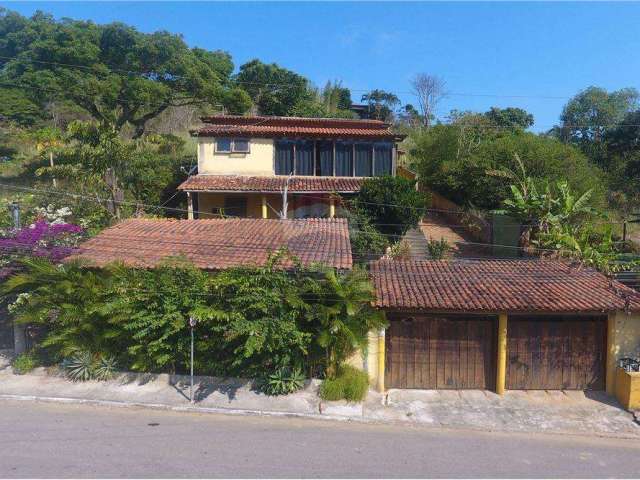 Três Casas mais uma Kitnet à venta em Búzios no Bairro de José Gonçalves