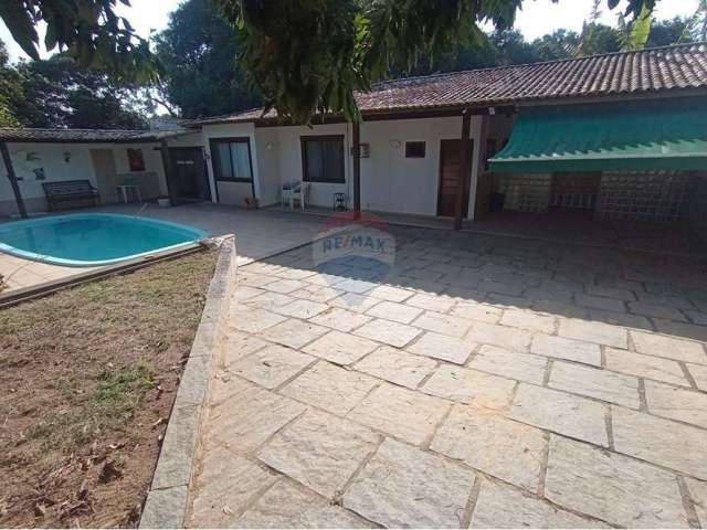 Casa à Venda no Centro da Rasa 200m² de excelência com Piscina, Suíte Master, 2 Quartos, +1 Suíte, Paisagismo, 700m da Praia, 5 Vagas.