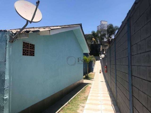 Casa c/ 50m2 e 1 vaga a venda em condomínio.