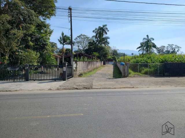 Terreno com 1.733m2 no centro de Pirabeiraba.