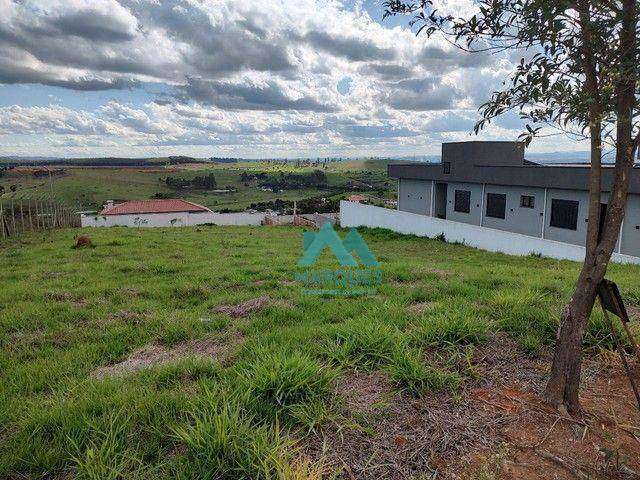 Lindo terreno na Parte Alta do condomínio, medida maior que o Padrão