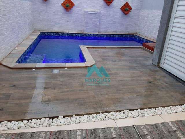 Lindo Sobrado, próximo ao Centro, com ótimo acabamento, área gourmet com piscina