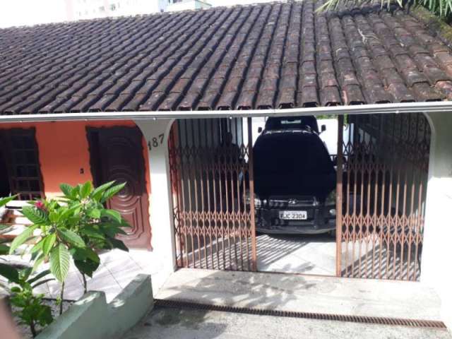 Casa com 3 quartos à venda no Guarani, Brusque  por R$ 650.000