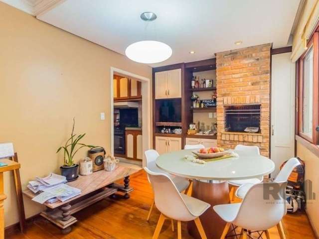 Excelente apartamento com 110m² privativos, 3 dormitórios, sendo 1 suíte, sala para dois ambientes, com churrasqueira. Ficam todos os móveis fixos, dois splits instalados. Vaga dupla. Apenas um lance 