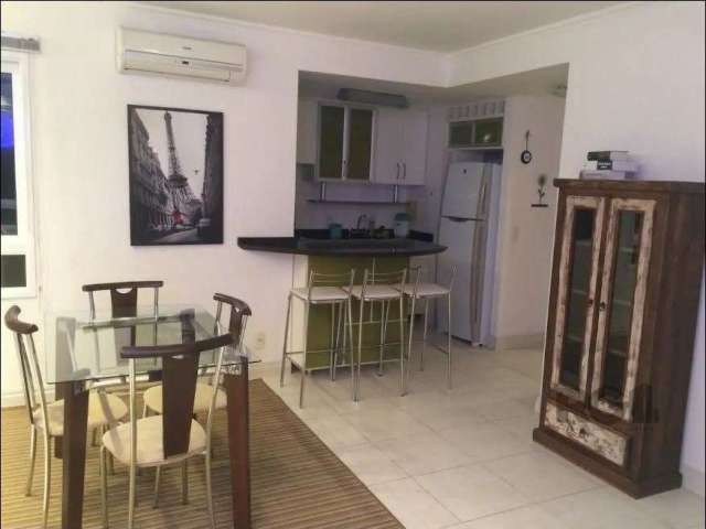 Apartamento localizado no Bairro Menino Deus, para ser percorrido todo a pé. Supermercado, restaurantes, cafeterias, farmácias, hospital, academia, tudo a poucos metros.    &lt;BR&gt;Próximo a todo ju