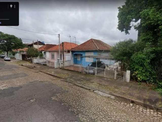 Terreno com 3 casas, no bairro Cristo Redentor, em Porto Alegre, RS.&lt;BR&gt;O terreno conta com sobrado com 2 casas individuais, mais uma casa nos fundos, podendo morar e alugar, caso queira.&lt;BR&