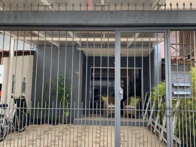 Belo sobrado localizado no Residencial Nova Ipanema, imove com 2 suites, sacada, living com dois ambientes, sendo uma com lareira, cozinha com a bancada no estilo americana, lavabo, churrasqueira , ba