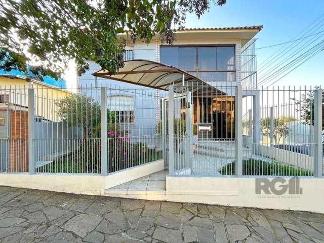 Imóvel localizado no Bairro Glória, Porto Alegre. Com área privativa de 360m² e área total de 400m², esta casa possui 3 dormitórios, sendo todos suítes, 4 banheiros sociais e 4 vagas de garagem. Além 