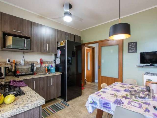 Apartamento de dois dormitórios com living estendido para dois ambientes, cozinha ampla, área de serviços separada, Semi-mobliado, Sacada Fechada com Vidros Fume, banheiro social e imóvel posição de f