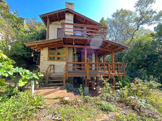 Excelente casa mista de madeira nobre, com vista fantástica para a cidade, localizada na parte alta do Morro da Apamecor. A casa possui 3 dorm, 1 suite, 2 banheiros, cozinha, vaga p 3 carros pequenos,