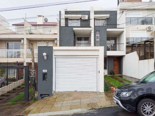 Ótima oportunidade de adquirir uma casa triplex de alto padrão semi mobiliada , localizada na zona sul de Porto Alegre.&lt;BR&gt;Esta casa possui 3 suítes, 2 com closet,  cozinha america, lavanderia, 