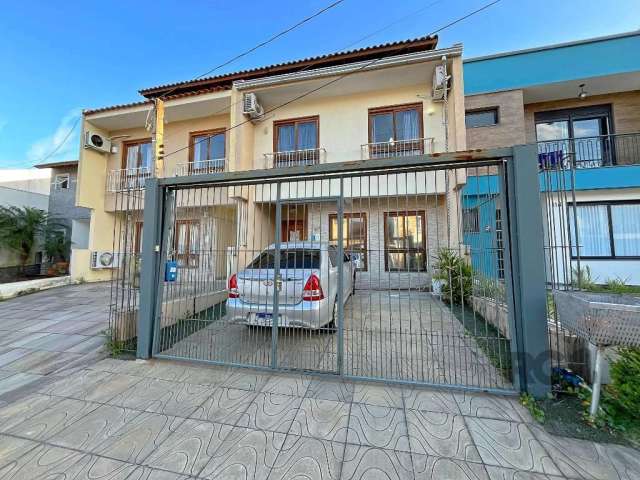 Casa com três dormitórios, suíte, sala ampla, cozinha (ficam móveis planejados e splits). Pátio,  piscina aquecida com painel solar, churrasqueira com pia e armário, gradeada.