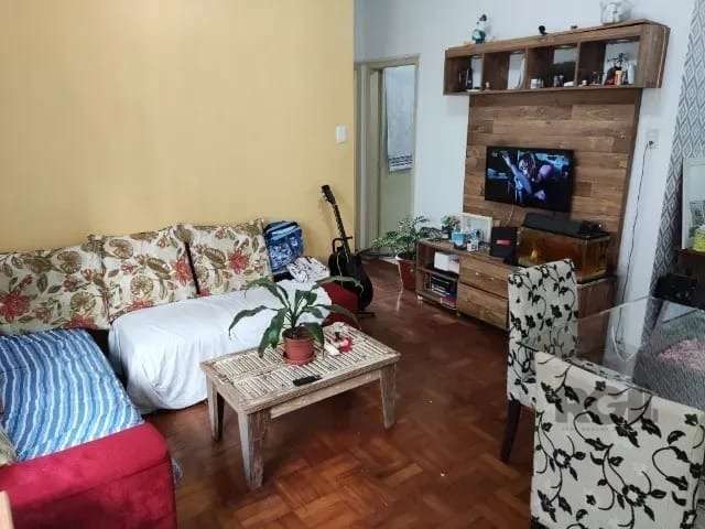 Apartamento 2 dormitórios a venda no bairro Petrópolis.&lt;BR&gt;Apartamento de 2 dormitórios, Living 2 ambientes, banheiro social, cozinha, área de serviço, dependência de empregada, piso em parquet 