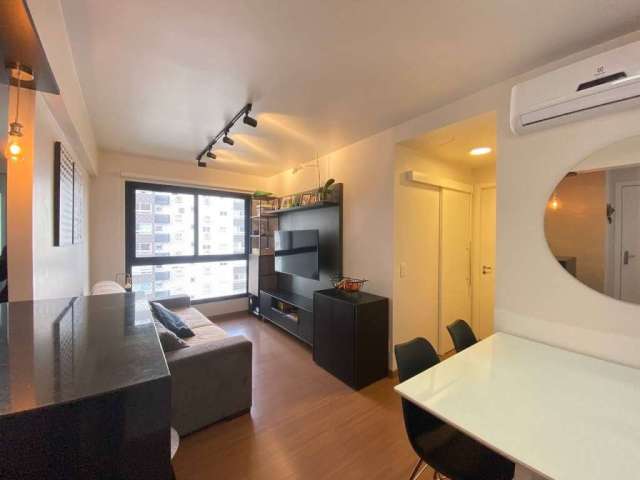 Apartamento com 58m², andar alto, composto por 2 (dois) dormitórios, sendo um deles suíte, living com cozinha americana e churrasqueira.&lt;BR&gt;Box duplo coberto para 2 (dois) carros.&lt;BR&gt;&lt;B