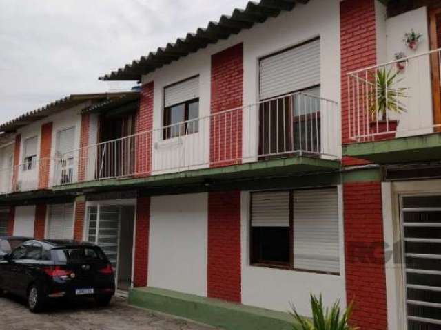 Ótima casa duplex em condomínio fechado no bairro Cristal, com 88m² privativos, de 3 dormitórios e vaga. Possui sala ampla, 3 dormitórios sendo 1 suíte, banheiro social, cozinha americana, Garagem fec