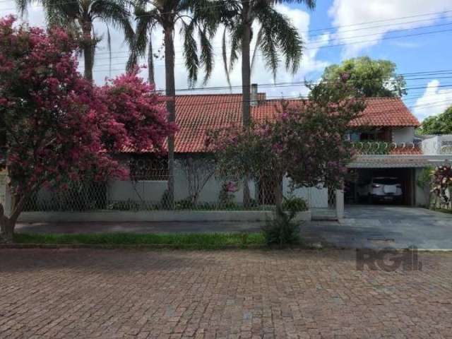 Excelente casa 4 dormitórios, hall de entrada, living três ambientes com lareira, gabinete, lavabo, sala de jantar, 3 dormitórios amplos, suíte, banheiro com banheira de hidromassagem, cozinha e sala 