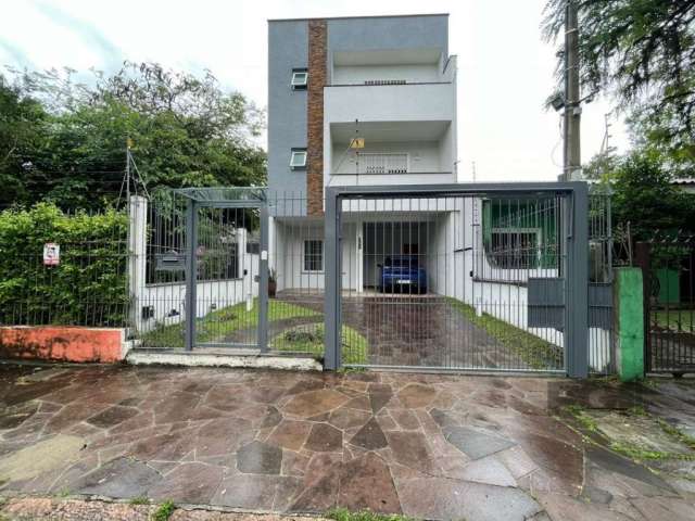 Com uma localização privilegiada no renomado bairro de Ipanema, esta residência representa a quintessência da elegância e do conforto. Ao adentrar, é recebido por um living espaçoso, composto por três