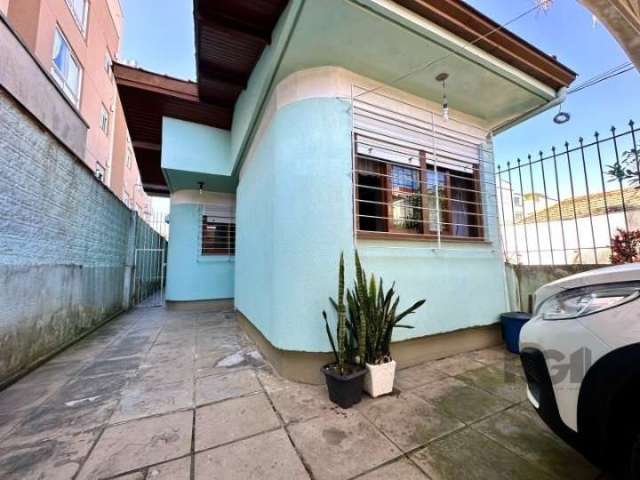 Excelente casa com 4 dormitórios, cozinha, living,  área de serviço separada, pátio, espaço gourmet amplo com churrasqueira , 2  vagas de garagem cobertas. Ótima localização&lt;BR&gt;, bem próxima ao 