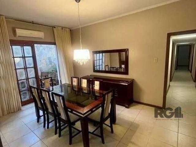 Casa localizada no bairro Jardim Lindoia, com 235m ² compre ou Alugue!&lt;BR&gt;Excelente casa na Avenida principal do Bairro Jardim Lindoia. Com ótimo ponto, imóvel possui 4 dormitórios, sendo 3 suít