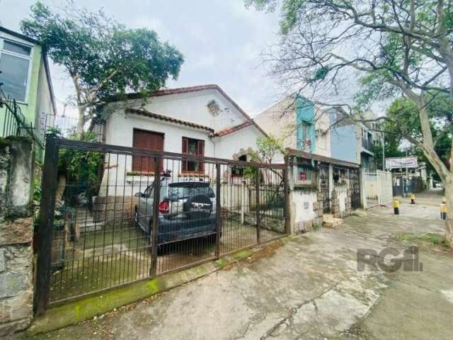 Casa no bairro Santana, com 3 dormitórios, living, vaga para 5 carros e junto a casa tem uma clinica Veterinária completa, ótima localização, perto de todos os recursos que o bairro pode proporcionar.