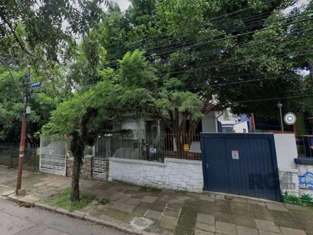 2 casas Geminadas , no bairro Teresópolis em Porto Alegre.&lt;BR&gt;Total da área do terreno de 684m² e cada Imóvel possui uma área privativa de aproximadamente 150m², sendo cada um com 3 dormitórios,