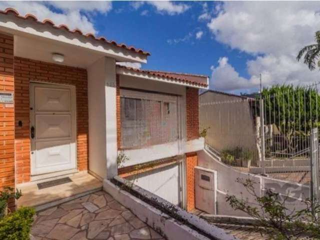 Vendo casa no bairro Santo Antonio !!! Otima oportunidade, imovel possui 2 pisos, o segundo piso fica ao nível da calçada. Possui 3 quartos, sendo 1 suite, 3 banheiros, cozinha, escritório e uma sala 