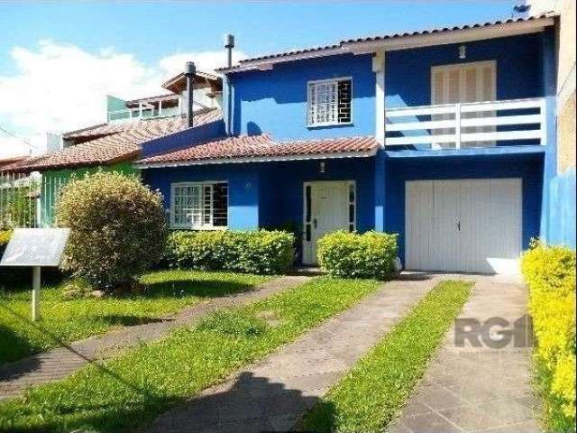 Ótima casa com living para 2 ambientes, integrado com cozinha americana, 3 dormitórios sendo 1 suíte, lavanderia, churrasqueira e pátio com piscina. Piso em cerâmica, espera de água quente e espera de