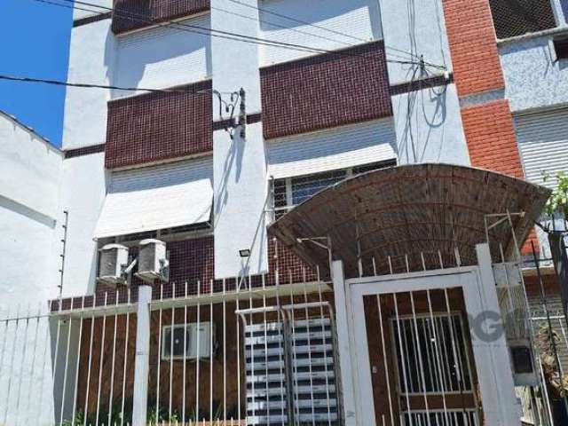 Excelente apartamento reformado com 43,44 metros quadrados privativos, perto de tudo. Conta com living para dois ambientes, um amplo quarto, banheiro social com ventilação direta e cozinha mobiliada, 