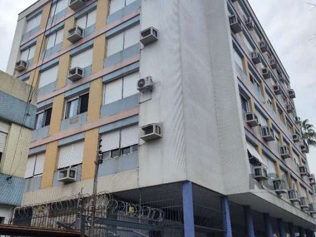 Excelente localização, no bairro Menino Deus. Apartamento de 3 dormitórios, living dois ambientes, lavabo, banheiro, cozinha, área de serviço, dependência de empregada com banheiro e 1 vaga de garagem