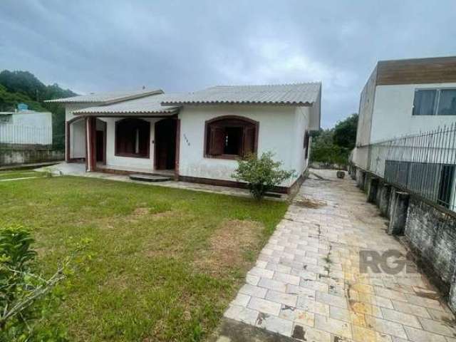 Casa de alvenaria no bairro Centenário  com dois dormitórios , sala de  estar , patio cercado , . Terreno medindo 16x24