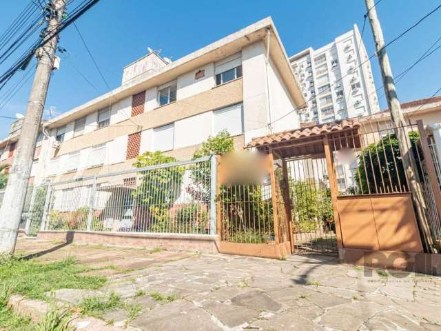 Apartamento localizado no bairro São Sebastião com 72 m² no 1º andar. Imóvel com 03 dormitórios, sala de estar/jantar,cozinha com armários, banheiro social, área de serviço  e pisos em cerâmica e lami