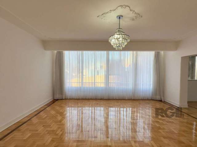 Apartamento de 170m², totalmente reformado, 3 dormitórios, sendo 1 suíte com sacada, sala de estar super ampla, sala de jantar, cozinha com copa, despensa, lavanderia com dependência completa e banhei