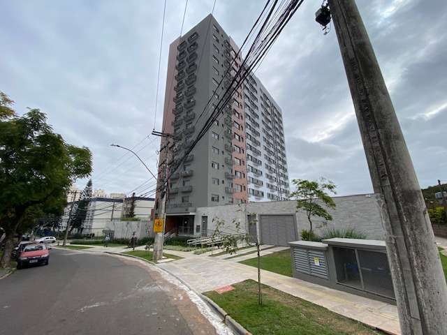 Espetacular apartamento 8 andar, com 46,32m² de área privativa, 01 dormitório, sendo 01 suíte, cozinha com churrasqueira e integrada ao living e área de serviços. Excelente localização próximo a Av. A