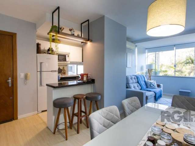 Lindo apartamento com living estendido, cozinha americana com churrasqueira, banheiro social e área de serviço integrada, com dois dormitorios.&lt;BR&gt;Todo reformado, impecavel.&lt;BR&gt; Conta com 