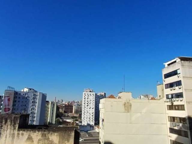 Coliseu vende apartamento com ótima localização, living dois ambientes, 3 dormitórios sendo um suíte , sol da manhã, , cozinha com armários, área de serviço, banheiro social, piso parquet, arejado, il