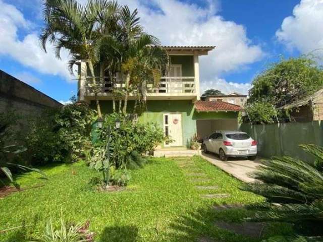 Casa que possui 3 dormitórios,  sendo 1 suíte, 3 banheiros, living para 3 ambientes, cozinha em conceito aberto, 2 vagas cobertas, amplo pátio na frente e fundos com churrasqueira e piscina. &lt;BR&gt