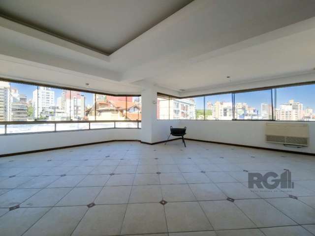 Com bela vista panorâmica, excelente cobertura, com 222m² privativos, originalmente 3 dormitórios, transformados em 2 dormitórios, sendo 1 suite master,  living doIs ambientes, lavabo, cozinha mobilia