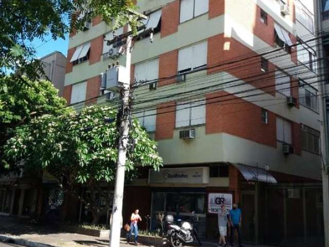 Ótimo e amplo apartamento no Moinhos de Vento, próximo da Rua Cel. Bordini, fundos, desocupado, com 87m² privativos, de 2 dormitórios e vaga. Possui sala ampla para 2 ambientes, lavabo, 2 dormitórios,