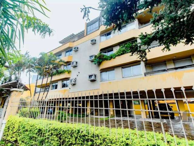 Excelente apartamento de 138m² privativos, 03 dormitórios, sendo 01 suíte, e outros 2 dormitórios com sacada. Possui living 02 ambientes, banheiro social, cozinha, área de serviço com churrasqueira e 