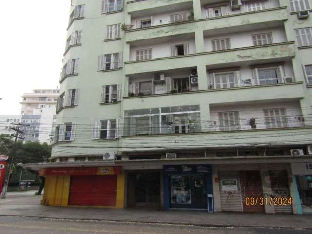 Apartamento lateral, de 3 dormitórios, ( Transformado em 2D de fácil reversão), cozinha ampla com área de serviço separada e uma dispensa nos fundos, banheiro social reformado, living em parquet amplo