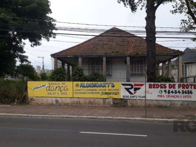 Oportunidade comercial em esquina na avenida Cavalhada, área entorno de 1000m². O terreno possui um imóvel amplo com potencial comercial. Área construtiva para empreendimentos podendo ser ampliada de 